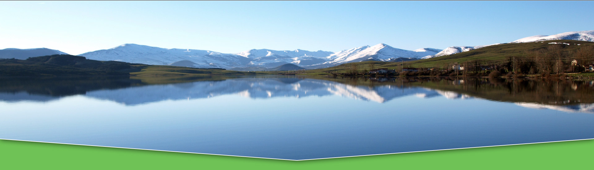 Foto de NAY - de Alto Campoo nevado reflejado en el Pantano del Ebro, quizá dos de los lugares más representativos de Campoo